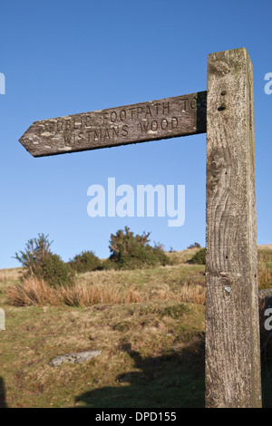 Panneau en bois patiné pointant vers Wistman's Wood, Dartmoor, Devon, Angleterre, Royaume-Uni Banque D'Images