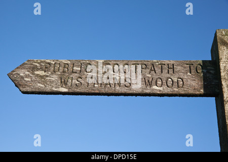 Panneau en bois patiné pointant vers Wistman's Wood, Dartmoor, Devon, Angleterre, Royaume-Uni Banque D'Images