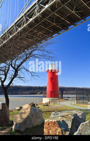 Jeffrey's Hook Lighthouse sous le pont George Washington sur le fleuve Hudson dans la région de Manhattan à New York, NY Banque D'Images