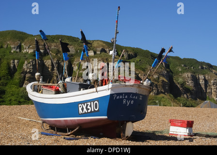 Bateau de pêche sur la plage de galets, Hastings Sussex England Royaume-Uni UK Banque D'Images