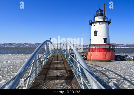 Une passerelle en métal extrudé mène à la Sleepy Hollow phare sur les eaux glacées de la rivière Hudson à Tarrytown, New York. Banque D'Images