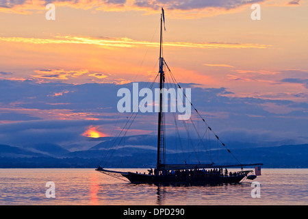 Le soleil derrière le sloop Clearwater sur le fleuve Hudson pour une croisière au coucher du soleil Banque D'Images