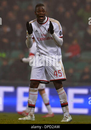 Reggio Emilia, Italie. 12Th Jan, 2014. L'AC Milan Mario Balotelli avant réagit au cours de la serie d'un match de football entre Sassuolo et l'AC Milan au stade Mapei à Reggio Emilia, Italie, le 12 janvier, 2014. Sassuolo a gagné 4-3. Credit : Alberto Lingria/Xinhua/Alamy Live News Banque D'Images