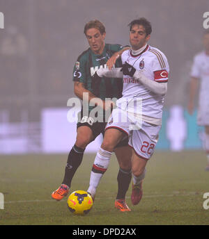 Reggio Emilia, Italie. 12Th Jan, 2014. L'AC Milan avant brésilien Ricardo Kaka (R) le dispute à Sassuolo, Reto Ziegler au cours de la série d'un match de football entre Sassuolo et l'AC Milan au stade Mapei à Reggio Emilia, Italie, le 12 janvier, 2014. Sassuolo a gagné 4-3. Credit : Alberto Lingria/Xinhua/Alamy Live News Banque D'Images