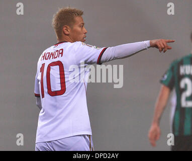 Reggio Emilia, Italie. 12Th Jan, 2014. L'AC Milan's Keisuke Honda au cours de leurs gestes Serie A italienne match de football contre Sassuolo au stade Mapei à Reggio Emilia, Italie, le 12 janvier, 2014. Sassuolo a gagné 4-3. Credit : Alberto Lingria/Xinhua/Alamy Live News Banque D'Images