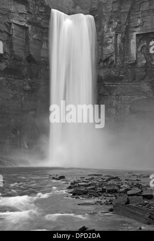 Image en noir et blanc de Misty et puissant Taughannock falls près de Ithaca, New York Banque D'Images
