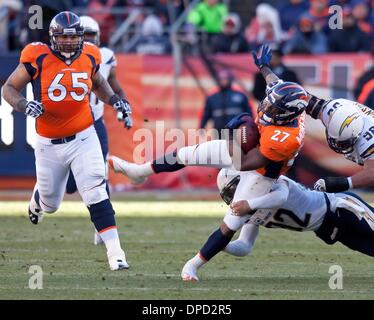 Denver, Colorado, États-Unis. 12Th Jan, 2014. RB KNOWSHON MORENO, droite, est abordé au cours de la 1ère. la moitié à Sports Authority Field at Mile High dimanche après-midi. Les Broncos battre les chargeurs 24-17. Credit : Hector Acevedo/ZUMAPRESS.com/Alamy Live News Banque D'Images