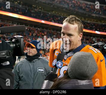 Denver, Colorado, États-Unis. 12Th Jan, 2014. QB Peyton Manning est interviewé après le match par CBS après le jeu à Sports Authority Field at Mile High dimanche après-midi. Les Broncos battre les chargeurs 24-17. Credit : Hector Acevedo/ZUMAPRESS.com/Alamy Live News Banque D'Images