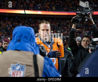 Denver, Colorado, États-Unis. 12Th Jan, 2014. QB Peyton Manning est assaillie par les médias après le match à Sports Authority Field at Mile High dimanche après-midi. Les Broncos battre les chargeurs 24-17. Credit : Hector Acevedo/ZUMAPRESS.com/Alamy Live News Banque D'Images