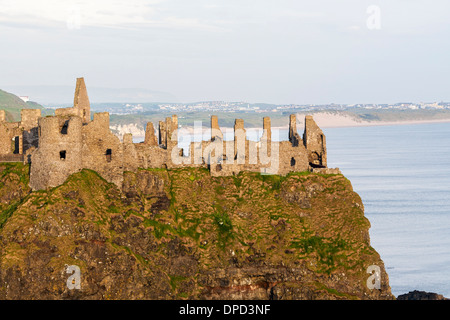 Le Château de Dunluce et Portrush à à l'ouest de l'Irlande du Nord. Ce littoral est le foyer de plusieurs sites du patrimoine national trust Banque D'Images
