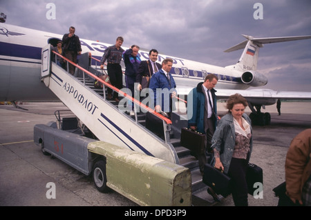 Les passagers d'Aeroflot décharger à partir d'un avion de ligne Tupolev 134 de l'ère soviétique à l'aéroport de Vnoukovo en dehors de Moscou, Russie. Banque D'Images