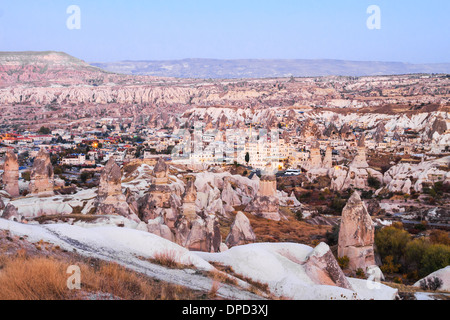 Grotte, et le village de fin de soirée, Cappadoce, Turquie Banque D'Images