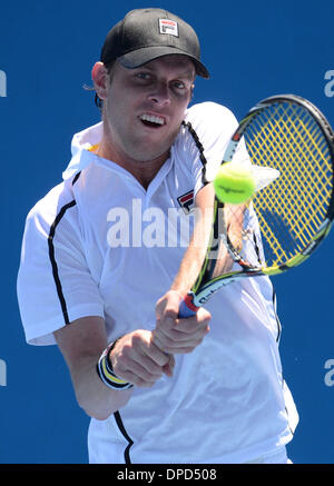 Melbourne, Australie. 13 Jan, 2014. Sam Querrey du nous joue un coup lors de son match du tournoi contre la Colombie Santiago Giraldo sur la première journée de l'Australian Open 2014 Tournoi de tennis à Melbourne le 13 janvier 2014. Sam Querrey a gagné 3-1. Jundong Crédit : Li/Xinhua/Alamy Live News Banque D'Images