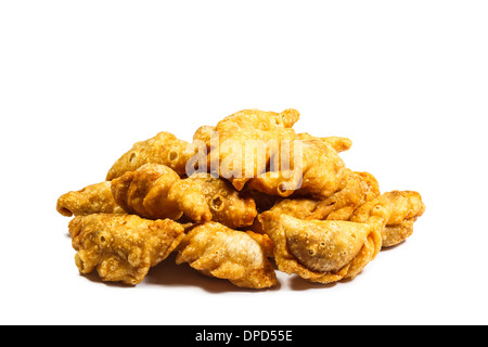 Curry Puff sur fond blanc Banque D'Images