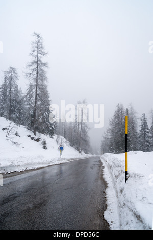 Paysage d'hiver dans les Alpes dolomitiques italiennes Banque D'Images