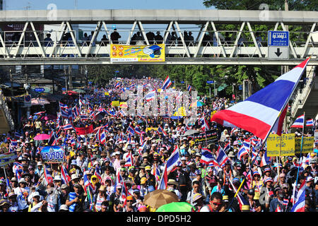 Bangkok, Thaïlande. 13 Jan, 2014. Les manifestants anti-gouvernement rally pour prendre en charge les principaux intersection à Bangkok, Thaïlande, 13 janvier 2014. L'arrêt 'Bangkok' dirigé par des manifestants anti-gouvernement a affecté plus de 2 millions de personnes dans la capitale, les médias locaux a dit ici le lundi. Credit : Rachen Sageamsak/Xinhua/Alamy Live News Banque D'Images