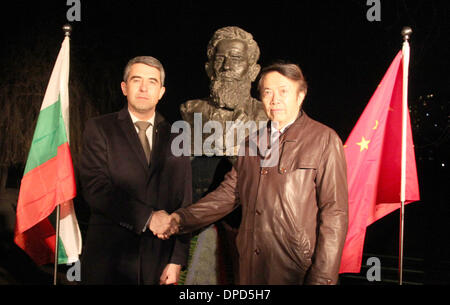 Beijing, Chine. 12 janvier 2014. Le Président bulgare Rosen Plevneliev (L) et l'artiste chinoise Yuan Xikun posent pour une photo devant les œuvres de Yuan, la statue de Hristo Botev (1848-1876), un célèbre poète et révolutionnaire bulgare, à Beijing, capitale de la Chine, 12 janvier, 2014. Le président a présenté la statue de fleurs le dimanche durant sa visite en Chine. Source : Xinhua/Alamy Live News Banque D'Images