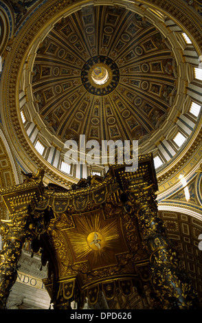 La basilique Saint Pierre Rome Italie montrant la coupole de Michel-Ange et du Bernin baldacchino Banque D'Images