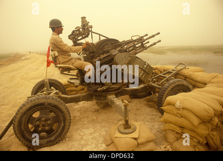 Iran guerre en Irak également connue sous le nom de première Guerre du Golfe persique ou Guerre du Golfe. 1984 Soldat se remettant d'une bataille récente occupe toujours sa position parmi les dévastations de la guerre dans les marais mésopotamiens. Une tempête de sable dans l'air. Près de Basra, dans le sud de l'Irak. HOMER SYKES des années 1980 Banque D'Images