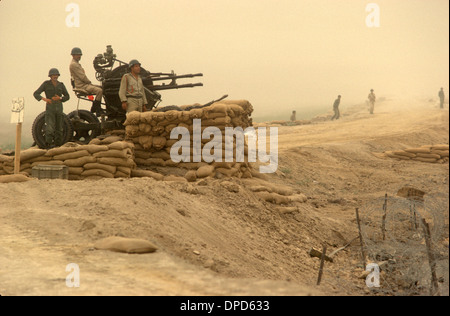 Iran guerre en Irak également connue sous le nom de première Guerre du Golfe persique ou Guerre du Golfe. 1984 Soldat se remettant de la bataille récente occupent toujours leur position parmi les dévastations de la guerre dans les marais mésopotamiens. Une tempête de sable dans l'air. Près de Basra Sud de l'Irak. HOMER SYKES des années 1980 Banque D'Images