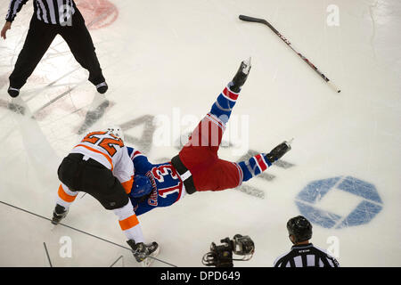 Manhattan, New York, USA. 12Th Jan, 2014. 12 janvier 2014 - Manhattan, New York, États-Unis - 12 janvier 2014 : Les Flyers de Philadelphie le défenseur Luke Schenn (22) prend de l'aile gauche des Rangers de New York Daniel Carcillo (13) jusqu'à la glace comme ils échangent des coups pendant le match entre les Rangers de New York et les Flyers de Philadelphie au Madison Square Garden, à Manhattan, New York . Les Rangers de New York à l'encontre Les Flyers de Philadelphie 4-1. © csm/Alamy Live News Banque D'Images