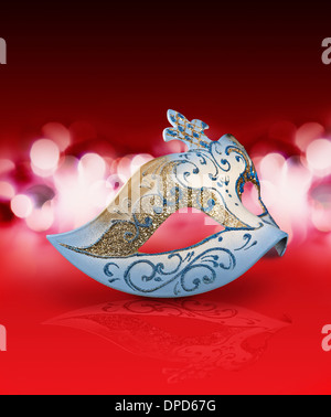 Masque de carnaval femelle avec fond rouge scintillant dans l'humeur Banque D'Images