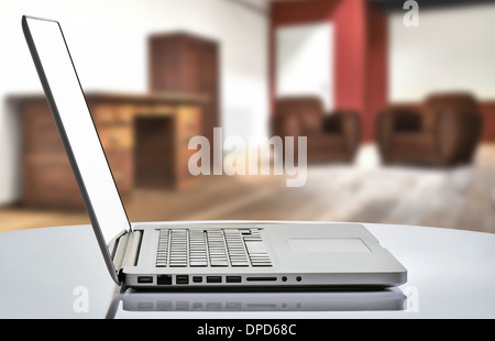 Ordinateur portable avec l'homme de studio loft Banque D'Images