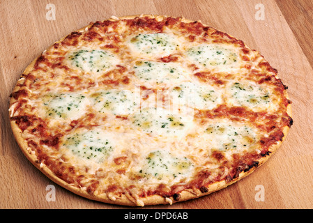 Pizza italien délicieux servi sur table en bois Banque D'Images