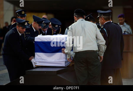 Jérusalem, Israël. 13 Jan, 2014. Des soldats israéliens portent le cercueil d'Ariel Sharon en face de la Knesset, le parlement israélien au début de la cérémonie de deuil national à Jérusalem, Israël, 13 janvier 2014. Photo : Daniel Naupold/dpa/Alamy Live News Banque D'Images