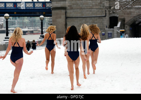 Dans les modèles de maillots de bain pour les photographes poss lors d'un photocall pour Hilton Hotels en face de Tower Bridge Banque D'Images