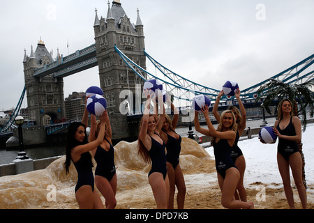 Dans les modèles de maillots de bain pour les photographes poss lors d'un photocall pour Hilton Hotels en face de Tower Bridge Banque D'Images