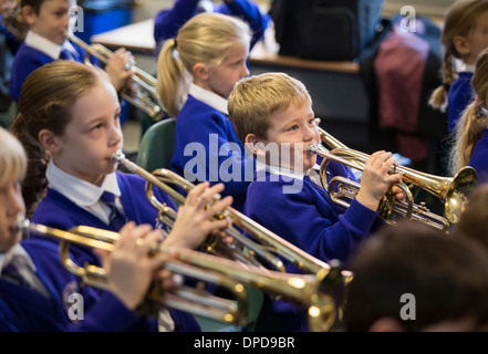 Une leçon de trompette à l'école primaire de l'UK Banque D'Images