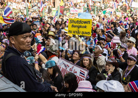 Bangkok, Thaïlande. 13 Jan, 2014. Plusieurs milliers d'opposants au gouvernement se rassemblent dans le centre-ville et de mettre la vie des entreprises à l'arrêt à Bangkok, Thaïlande, 13 janvier 2014. Les manifestants occupent au moins sept passages frontaliers importants et se déplacer dans des marches de protestation dans les rues principales. Photo : Sebastian Backhaus/dpa/Alamy Live News Banque D'Images