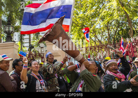 Bangkok, Thaïlande. 13 Jan, 2014. Plusieurs milliers d'opposants au gouvernement se rassemblent dans le centre-ville et de mettre la vie des entreprises à l'arrêt à Bangkok, Thaïlande, 13 janvier 2014. Les manifestants occupent au moins sept passages frontaliers importants et se déplacer dans des marches de protestation dans les rues principales. Photo : Sebastian Backhaus/dpa/Alamy Live News Banque D'Images