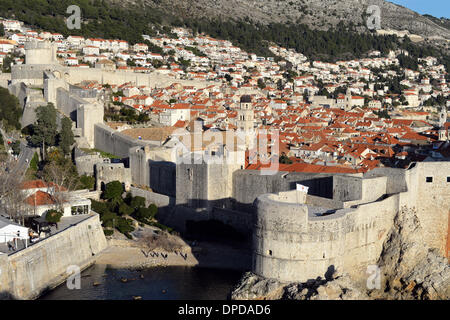 Dubrovnik, Croatie. 05Th Jan, 2014. Vue de la vieille ville historique de Dubrovnik, Croatie, 08 janvier 2014. La vieille ville fait partie du patrimoine mondial de l'Unesco. Photo : Jens Kalaene/dpa/Alamy Live News Banque D'Images