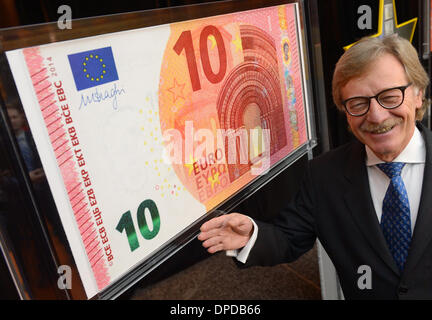 Francfort-sur-Main, Allemagne. 13 Jan, 2014. Yves Mersch, membre du Directoire de la Banque centrale européenne (BCE), présente le nouveau billet de 10 euros dans le siège de la BCE à Francfort-sur-Main, Allemagne, 13 janvier 2014. Les nouveaux billets seront prononcées le 23 septembre 2014. Photo : Arne Dedert/dpa/Alamy Live News Banque D'Images