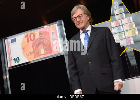 Francfort-sur-Main, Allemagne. 13 Jan, 2014. Yves Mersch, membre du Directoire de la Banque centrale européenne (BCE), présente le nouveau billet de 10 euros dans le siège de la BCE à Francfort-sur-Main, Allemagne, 13 janvier 2014. Les nouveaux billets seront prononcées le 23 septembre 2014. Photo : Arne Dedert/dpa/Alamy Live News Banque D'Images