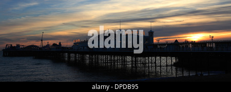 Les couleurs du crépuscule sur le Palace Pier de Brighton, Brighton, Brighton & Hove, Sussex County, England, UK Banque D'Images