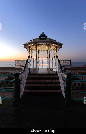 Les couleurs sur l'aube, promenade en bord de kiosque victorien, Brighton, Brighton & Hove, Sussex, England, UK Banque D'Images