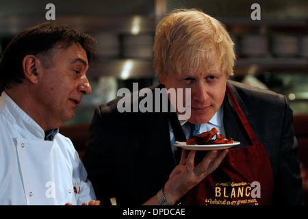 Photo pour le Maire de Londres, Boris Johnson, avec le chef Raymond Blanc Banque D'Images