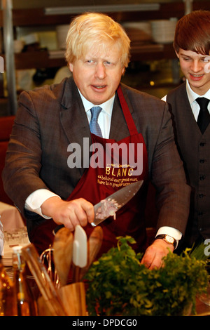 Photo pour le Maire de Londres, Boris Johnson, avec le chef Raymond Blanc Banque D'Images