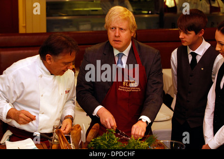 Photo pour le Maire de Londres, Boris Johnson, avec le chef Raymond Blanc Banque D'Images