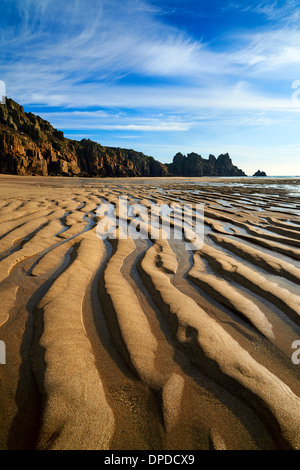 Marée basse à Pednvounder beach, de grandes vagues de sable créé mouvement de vague Banque D'Images