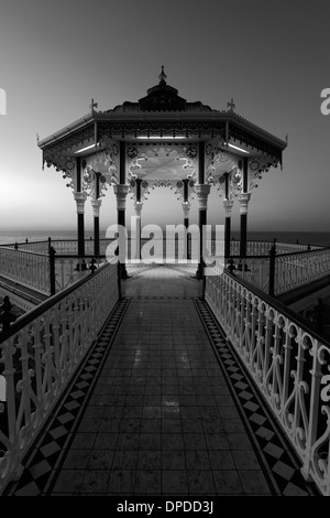 Les couleurs sur l'aube, promenade en bord de kiosque victorien, Brighton, Brighton & Hove, Sussex, England, UK Banque D'Images