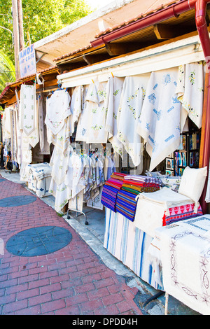 Les textiles traditionnels sur un tissu coloré, fait main, de souvenirs en Grèce, crite Banque D'Images