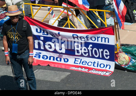 Bangkok, Thaïlande. 13 jan, 2014. anti-gouvernement l'étape d'un grand rassemblement de manifestants sur la route Sukhumvit, Bangkok, une partie de l'arrêt de la campagne contre bangkok pm yingluck shinawatra crédit : Philip game/Alamy live news Banque D'Images