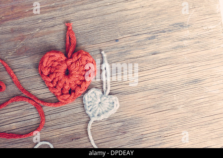 Coeurs de laine sur le vieux fond de bois Banque D'Images