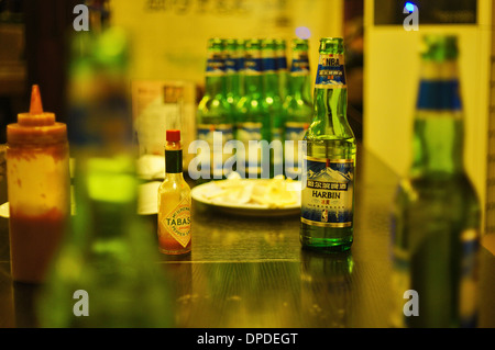 Des bouteilles vides de bière Harbin, Chine Banque D'Images