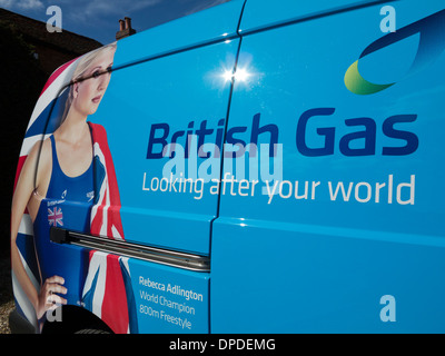 Publicité avec Rebecca Adlington portant un drapeau de l'Union sur le côté d'un British Gas bleu van stationné. Banque D'Images