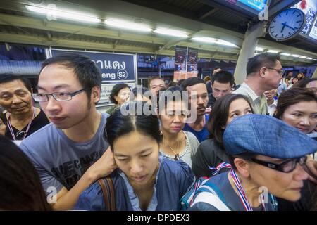 Bangkok, Thaïlande. 13 Jan, 2014. Les gens attendent d'obtenir sur le Skytrain de Bangkok à la Station Sala Daeng. L'arrêt de protestation de Bangkok est une suite de protestations qui ont commencé au début de novembre. Il y a eu des fusillades presque chaque nuit à différents sites des manifestations autour de Bangkok, y compris deux dimanche soir, mais les protestations lundi étaient pacifiques. Credit : ZUMA Press, Inc./Alamy Live News Banque D'Images